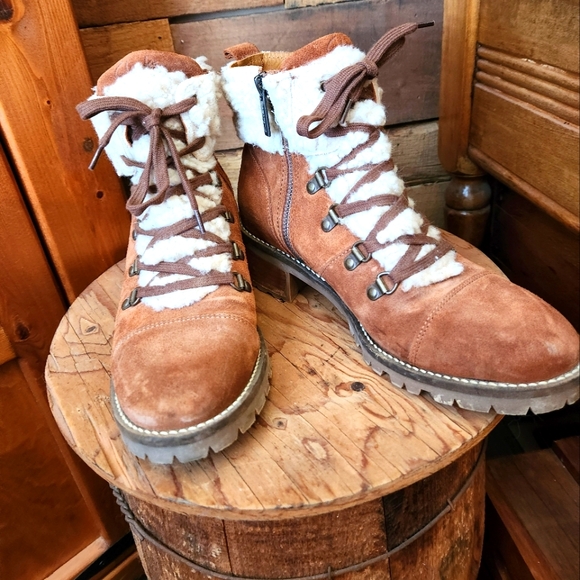 CLARKS ROSELEIGH SKY SUEDE WOMENS ANKLE BOOTS- WOMENS SIZE 9 - Picture 4 of 12
